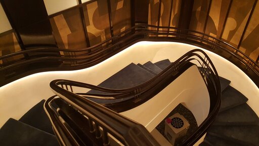 Elegance – Curved wooden staircase with flowing, organic lines