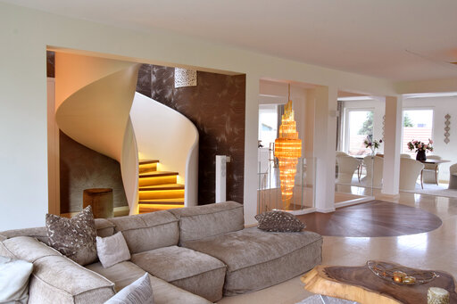 Tornado – Curved wooden staircase with flowing, organic lines