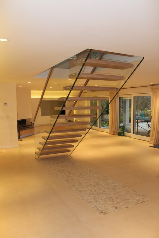 Mistral Float – Floating glass staircase with a transparent, light architectural design