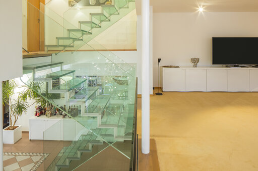 Londra – Floating glass staircase with a minimalist design and LED lighting