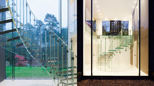 Fly – Curved glass staircase with an open, sculptural effect