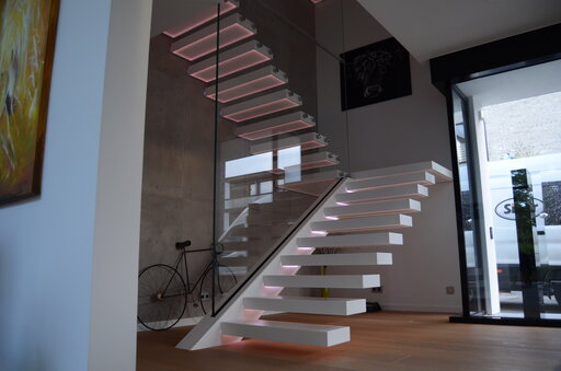 Go Up - moderne Designtreppe mit corian stufen und led Siller Treppen Design 10