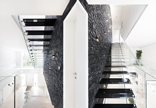 Mistral Black – Floating glass staircase with a transparent, light architectural design