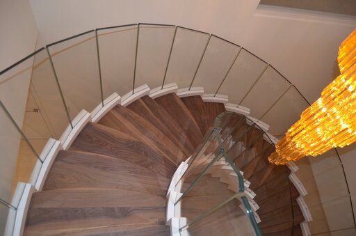 Cobra White – Curved designer staircase with sculptural lines