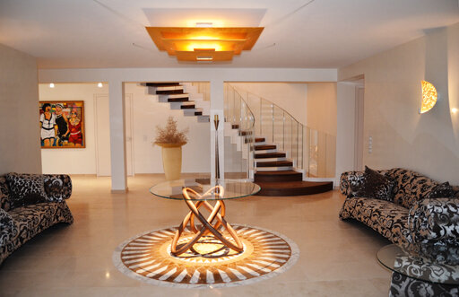 Cobra White – Curved designer staircase with sculptural lines
