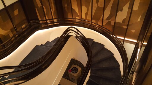 Elegance – Curved wooden staircase with flowing, organic lines