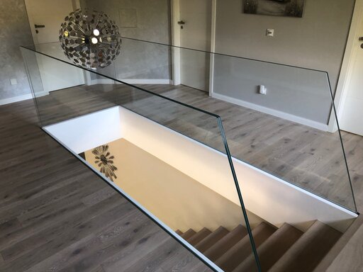 Mistral Edge – Floating glass staircase with a transparent, light architectural design