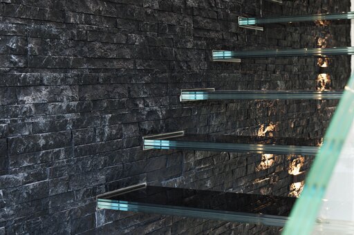 Mistral Black – Floating glass staircase with a transparent, light architectural design