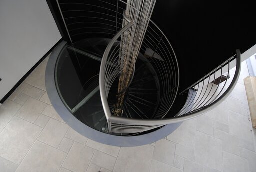 Superior – Curved steel staircase with a striking sculptural form