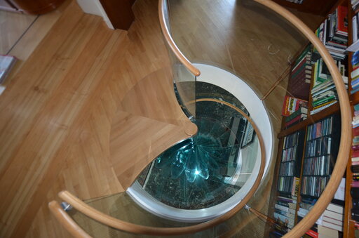 Sky-Screw – Curved glass staircase with an open, sculptural effect