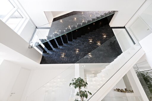 Mistral Black – Floating glass staircase with a transparent, light architectural design