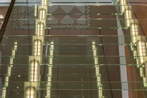 Londra – Floating glass staircase with a minimalist design and LED lighting
