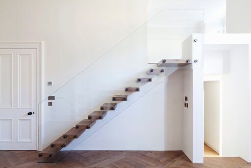 Mistral – Floating glass staircase with a transparent, light architectural design