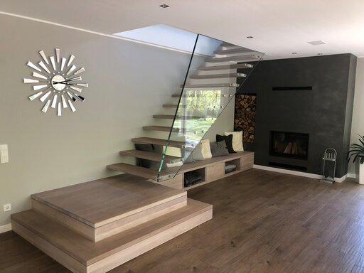 Mistral Edge – Floating glass staircase with a transparent, light architectural design