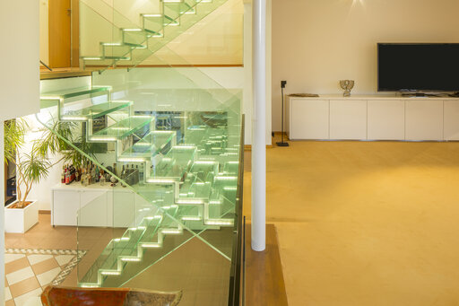 Londra – Floating glass staircase with a minimalist design and LED lighting