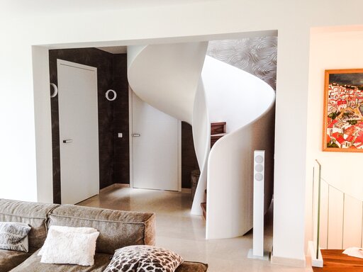 Tornado – Curved wooden staircase with flowing, organic lines