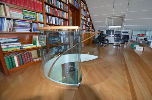 Sky-Screw – Curved glass staircase with an open, sculptural effect