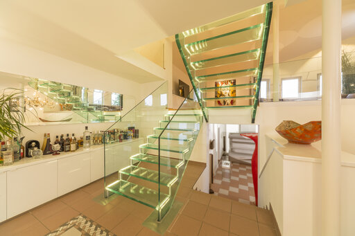 Londra – Floating glass staircase with a minimalist design and LED lighting