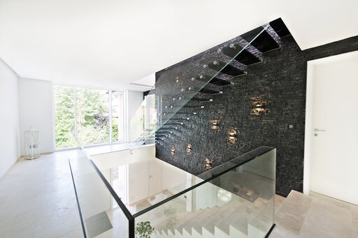 Mistral Black – Floating glass staircase with a transparent, light architectural design