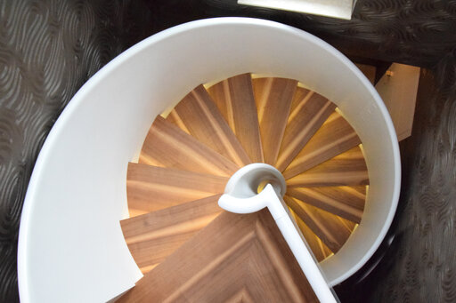 Tornado – Curved wooden staircase with flowing, organic lines