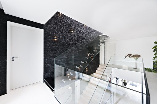 Mistral Black – Floating glass staircase with a transparent, light architectural design