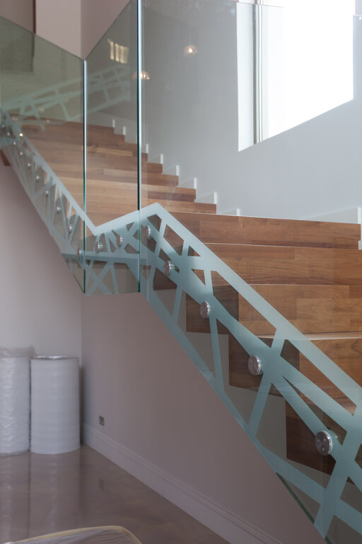 Python – Floating glass staircase with a transparent, light architectural design