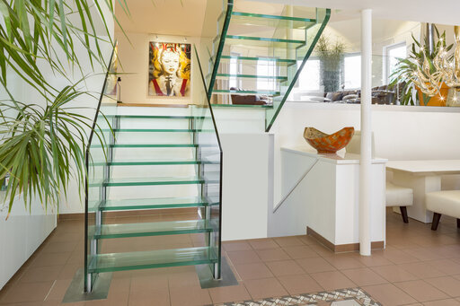 Londra – Floating glass staircase with a minimalist design and LED lighting
