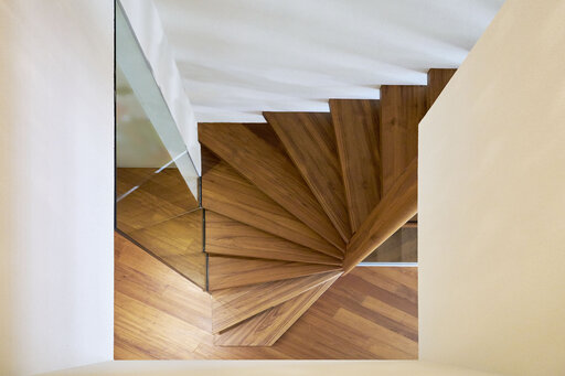 Spike – Floating glass staircase with a transparent, light architectural design