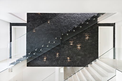 Mistral Black – Floating glass staircase with a transparent, light architectural design