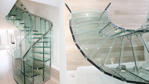 Fly – Curved glass staircase with an open, sculptural effect