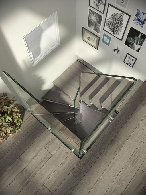 Mistral Spiral – Curved glass staircase with an open, sculptural effect