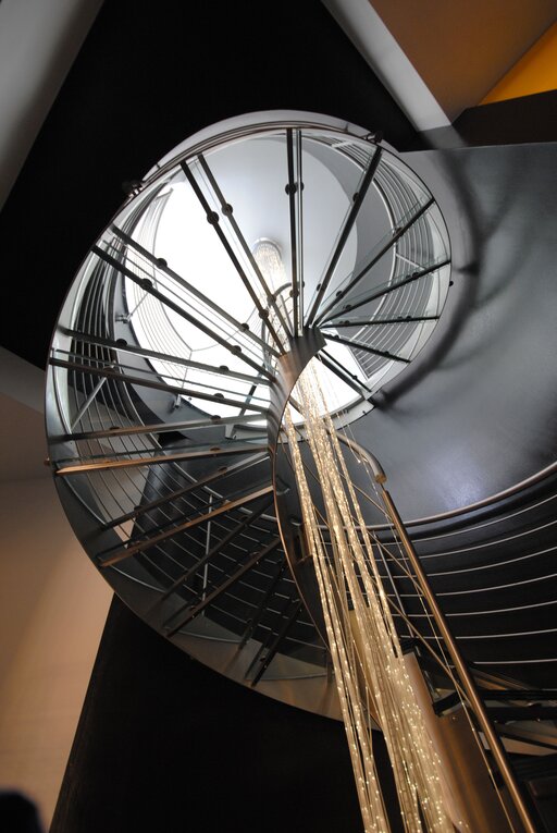 Superior – Curved steel staircase with a striking sculptural form