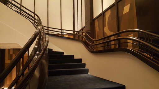 Elegance – Curved wooden staircase with flowing, organic lines